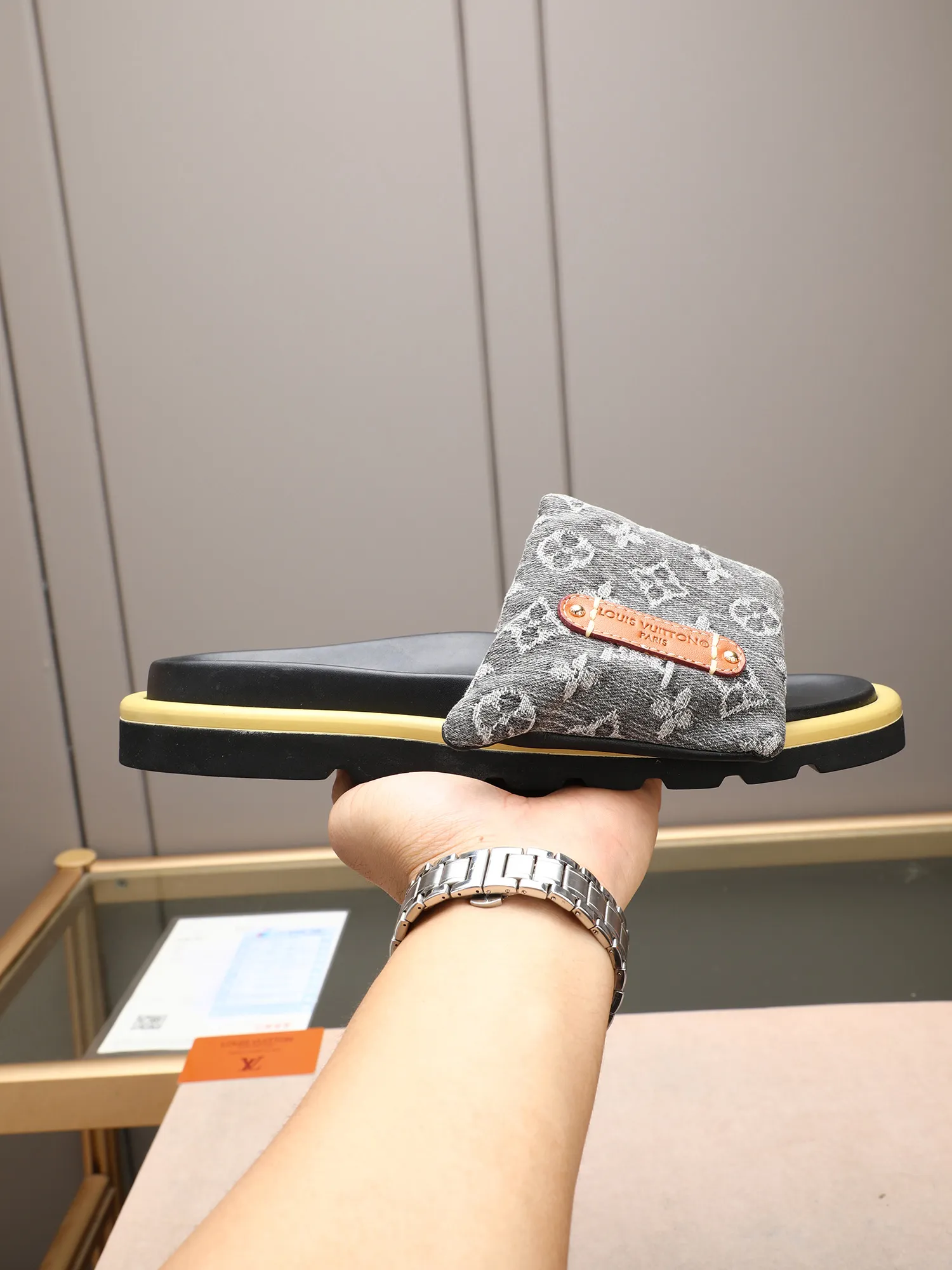 PP360 [LOUIS VUITTON] Louis Vuitton, LV printing, men's and women's slippers are on the market. The drawer box packaging comes with a cloth bag and a card. The upper pattern looks very soft and waxy, and it is a super versatile leg slimming tool. Fabric: imported denim/canvas/old fabric, LV hardware LOGO, official website pattern printing, comfortable to wear, feet: high-elastic PU water table. Sole: foam sole, heel height: about 5cm. Code number: 35-46, 35, 45, 46 are custom-made and non-returnable. Color: multiple colors and styles available.